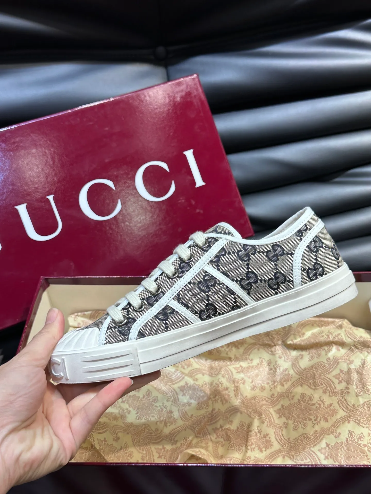 Men's shoes 💰p360 "GUUC*" Couple model 👫GG printed canvas sneakers, this sneaker is from the Gucci Lido series, and its design is inspired by the summer style and beach clubs of the Italian coast. The early autumn series reinterprets the brand's classic design elements and exquisite patterns from a modern perspective. These low-top sneakers are crafted from the brand's original fabric, the classic GG printed canvas, with a slightly distressed effect around the rubber sole. The GG pattern and logo are cleverly integrated into the sole, and the toe is embellished with an embossed Gucci logo. The towel insoles are decorated with brand logo leather labels, are light, comfortable and breathable for the feet, and come with a full set of original packaging! Size: Female 35-40 Male 38-45 (46 customized)